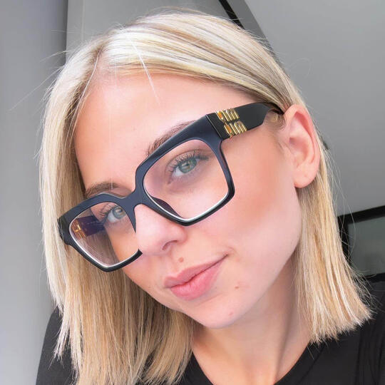 Πορτρέτο της ψυχολόγου Σημέλας Πασιαλή με ειδίκευση στη Συμβουλευτική Ψυχολογία και online ψυχοθεραπεία